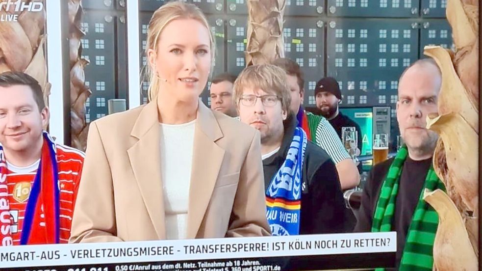 Die beiden Ostfriesen Christian Collmann (mit blauem Schal) und Ralf Schmidt (Werder-Schal) waren mehrfach bei der Live-Sendung Doppelpass zu sehen. Im Vordergrund Moderatorin Ruth Hofmann. Screenshot: Collmann