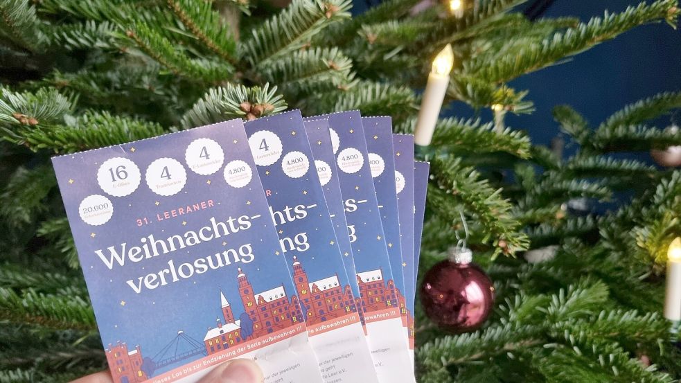 Wer noch Lose aus der Serie B der Leeraner Weihnachtsverlosung hat, sollte die Nummern überprüfen. Foto: Bothe