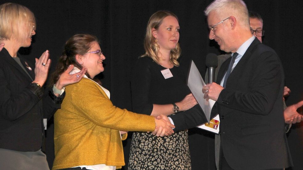 Eine der Geehrten: Ana Maria Andrei (Zweite von links) bekommt von Landrat Matthias Groote die Ehrenamtskarte überreicht. Foto: Ferber