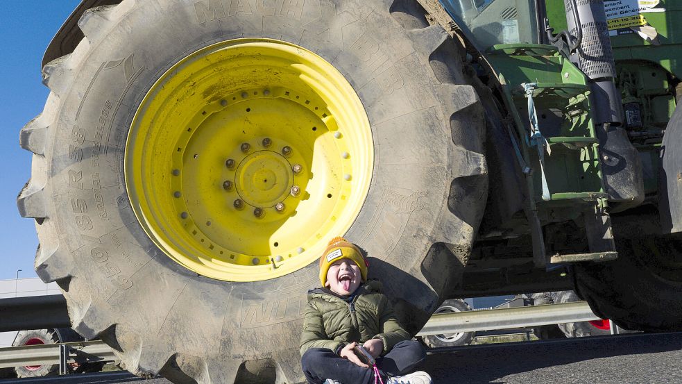 Seit Tagen blockieren die protestierenden Bauern die Autobahn im Südwesten – von Deutschland? Nein, von Frankreich. Foto: imago images/Patricia Huchot-Boissier/ABACA