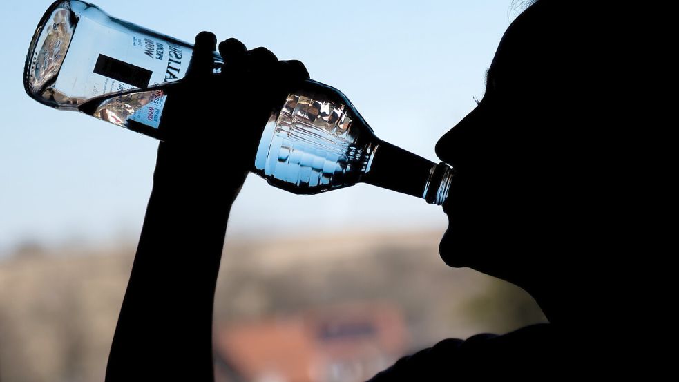 Wie auf diesem Symbolbild hat Heinz-Arnold den Alkohol nicht mehr in ein Glas eingeschenkt, sondern direkt aus der Flasche getrunken. Foto: Archiv/dpa