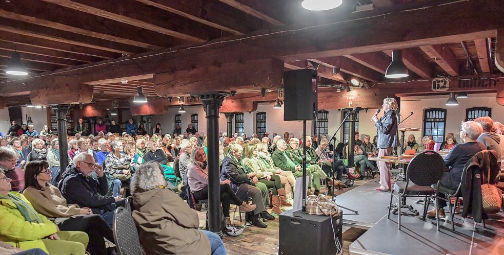 Ein volles Haus konnte Mechtilde Schratz (am Mikrofon) im Leeraner Zollhaus begrüßen. Rund 200 Menschen waren gekommen. Foto: Ortgies