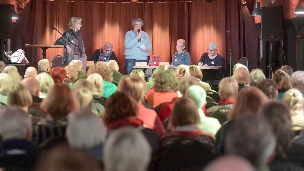 Hilde Pitters (am Mikrofon) von der Omas-gegen-Rechts-Gruppe Emden-Aurich berichtete, wie die Arbeit dort aussieht. Foto: Ortgies
