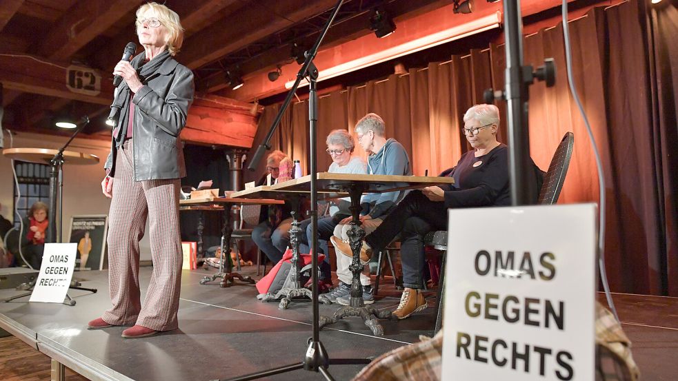 Mechtilde Schratz (am Mikro) und ihre Mitstreiterinnen hoffen, dass es bei der starken Beteiligung bleibt. Der Termin für das nächste Treffen steht schon fest. Foto: Ortgies