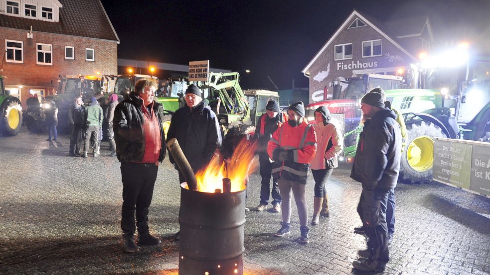 Mit Mahnfeuern machten Fischer an mehreren Orten in der Region unter anderem in Ditzum (Foto) und Greetsiel auf ihren Unmut aufmerksam. Foto: Wolters