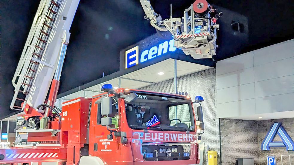 Die Feuerwehr Weener war mit dem Einsatzleitwagen, der Hubrettungsbühne und vier Einsatzkräften im Einsatz. Foto: Feuerwehr Weener