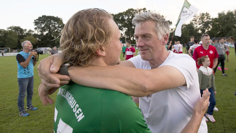 Mit dem Gewinn des Ostfriesland-Cups landete Ewald Mühlenbrock (rechts) im vergangenen Sommer mit dem SV Wallinghausen einen großen Erfolg. Foto: Doden, Emden