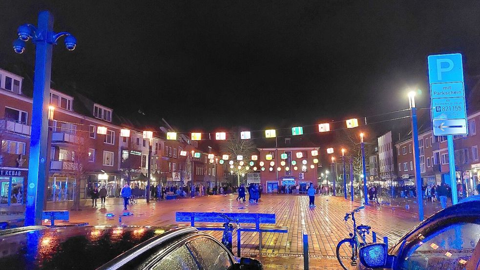 Am Neuen Markt – hier in der Silvesternacht – gab es früher häufig Schlägereien und Polizeieinsätze. Nach dem Anbringen der Video-Überwachung (im Foto links sind die Kameras zu sehen) wurde das aber deutlich weniger. Foto: Hanssen/Archiv