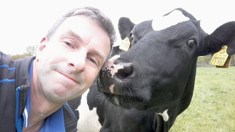 Er kennt die Charaktere seiner Kühe genau: Landwirt Steffen Hinrichs mit einer seiner Kühe. Foto: privat