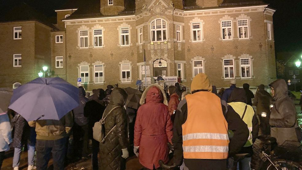 Rund 80 Menschen nahmen an der Friedensdemonstration in Wittmund teil. Foto: Oltmanns