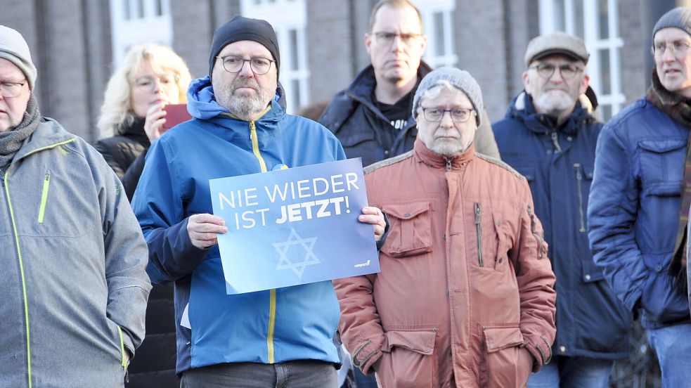 Einige brachten Schilder mit mahnenden Worten mit. Foto: Wolters