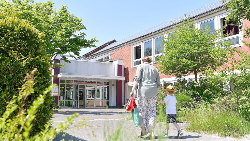Bevor das Ergebnis einer Bedarfsanalyse der Krummhörner Schulen feststand, war man davon ausgegangen, dass die Grundschule Jennelt (Foto) schließen würde. Danach war klar: Die Standorte Greetsiel und Loquard sollen in Kitas umgewandelt, die Schule Jennelt saniert werden. Das hat der Bürgerentscheid jetzt noch einmal verfestigt. Foto: Wagenaar/Archiv