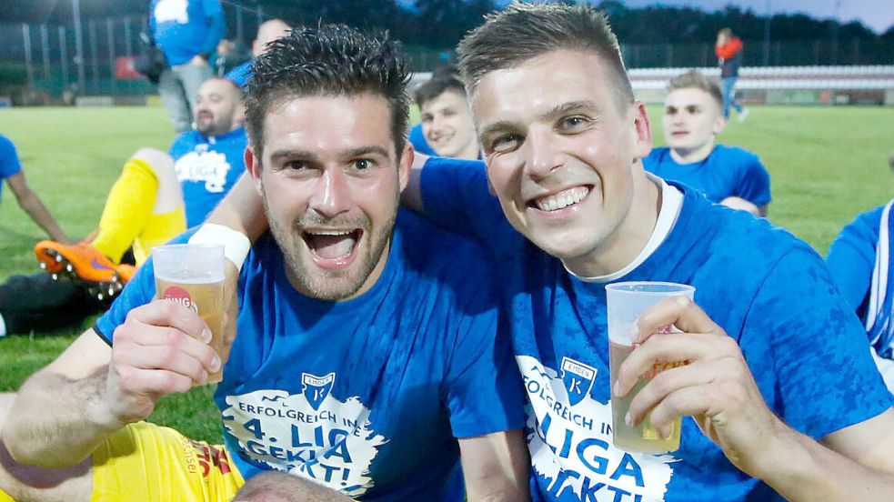 Bastian Dassel und Torjäger Tido Steffens sind die prägenden Kickers-Gesichter der vergangenen Jahre. Hier stoßen sie 2022 auf den Regionalliga-Aufstieg an.
