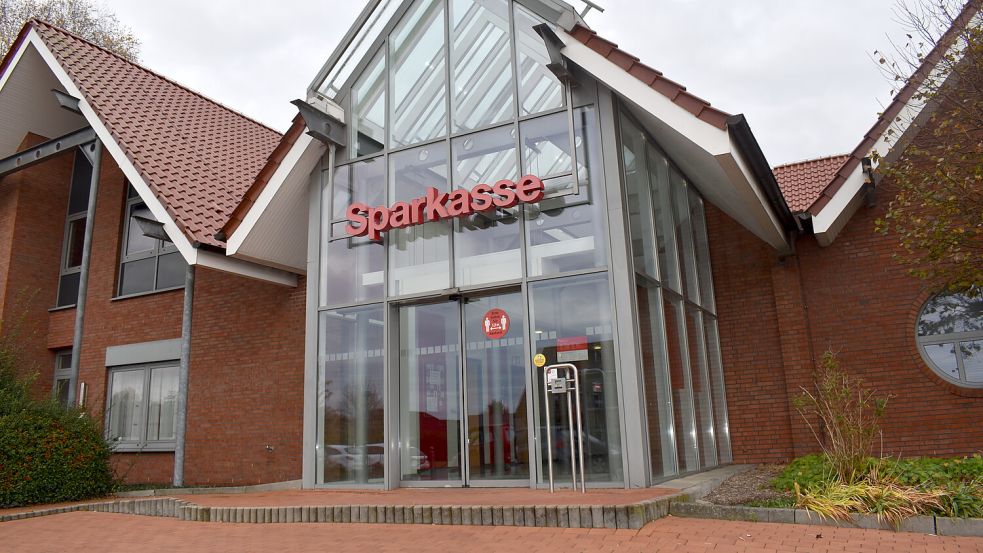 In Ostrhauderfehn will die Sparkasse Leer-Wittmund weiterhin einen Standort betreiben. Allerdings ziehen die Mitarbeiter innerhalb des Ortes um. Foto: Zein/Archiv