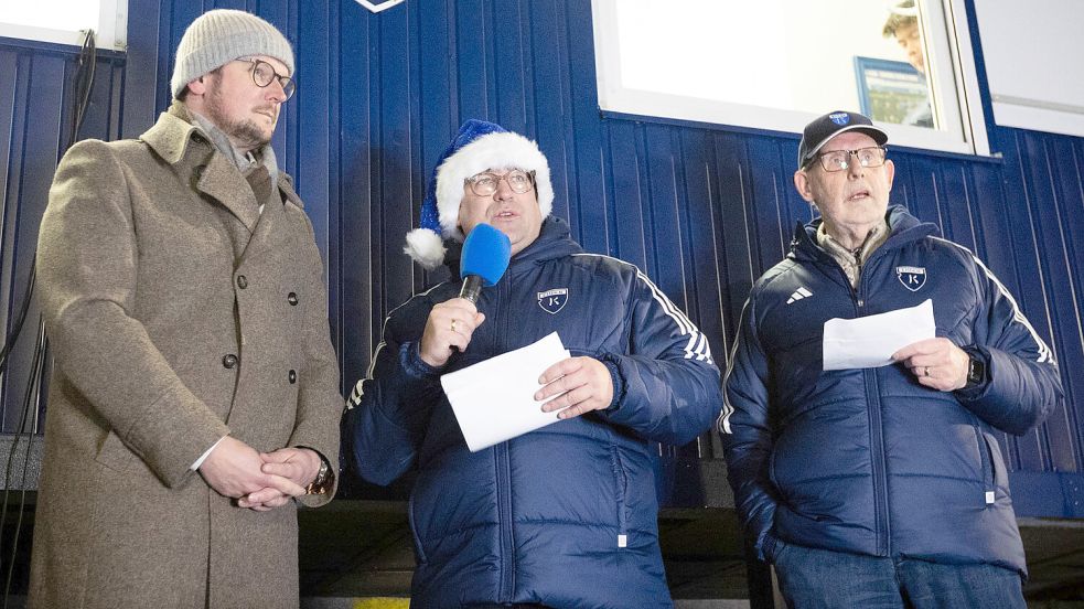 Hardy Kloßek (Mitte) moderierte unter anderem das erste Weihnachtssingen des BSV Kickers Emden im Dezember vor dem Spiel gegen Arminia Hannover. Foto: Doden