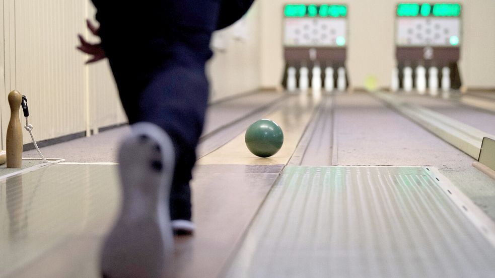 Sportliche Herausforderung findet man auf der Kegelbahn. Foto: Pförtner/dpa