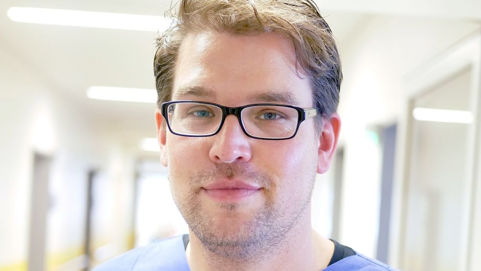 Nach Kritik an der Notfallversorgung im Klinikverbund Aurich-Emden-Norden hat die Auricher Klinik eine Pressemitteilung verschickt, in der sich kein Zitat von Klinikverbunds-Geschäftsführer Dirk Balster findet. Stattdessen antwortet der Chefarzt des Interdisziplinären Notfallzentrums, Dr. Alexander Dinse-Lambracht (Foto). Foto: Trägergesellschaft
