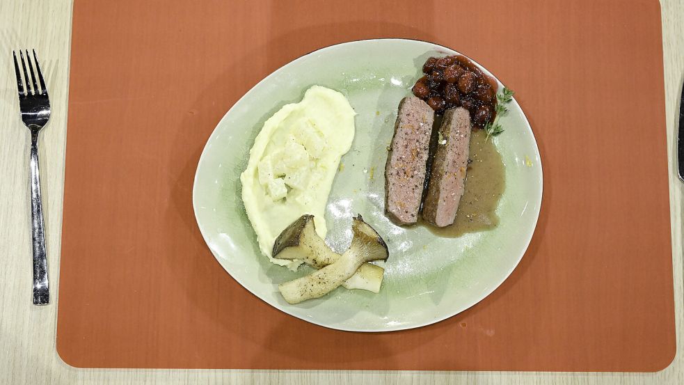 Das Finalgericht: Rehbockrücken mit Kräuterseitlingen, Rahmkohlrabi, Cranberrys, Portweinjus und Kartoffelpüree. Foto: Markus Hertrich/ZDF