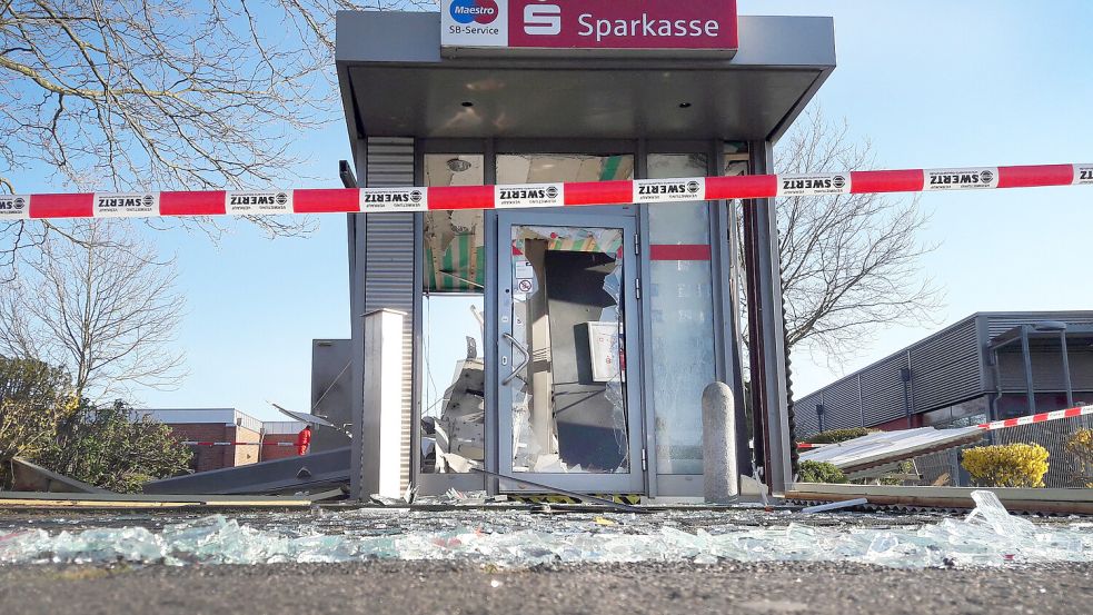 Seit Jahren beschäftigen Geldautomatensprengungen die Polizei in Deutschland. Dieser Automat wurde 2020 in Kranenburg in Nordrhein-Westfalen gesprengt. Foto: Schulmann/DPA