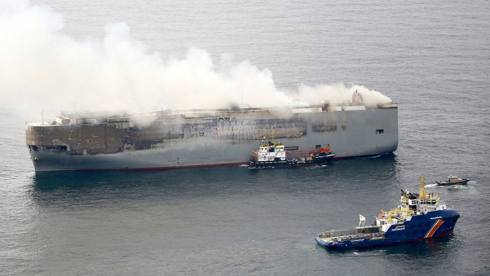 In der Nacht auf den 26. Juli 2023 geriet die „Fremantle Highway“ auf der Nordsee in Brand. Schiffe der Küstenwache und von Bergungsunternehmen begleiteten es in den darauf folgenden Tagen. Foto: Küstenwache der Niederlande/DPA