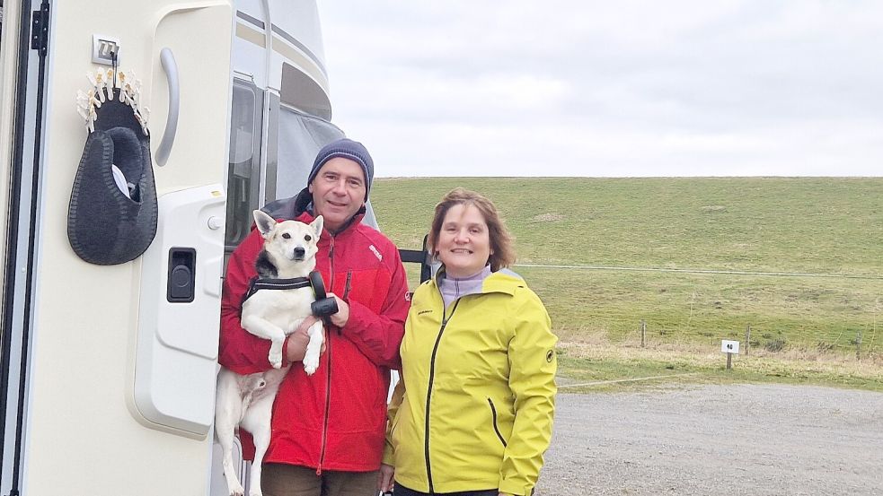 Peter und Sandra Peil waren mit ihrem Hund Buddy schon dreimal in Ditzum – immer im Winter. Foto: Gettkowski