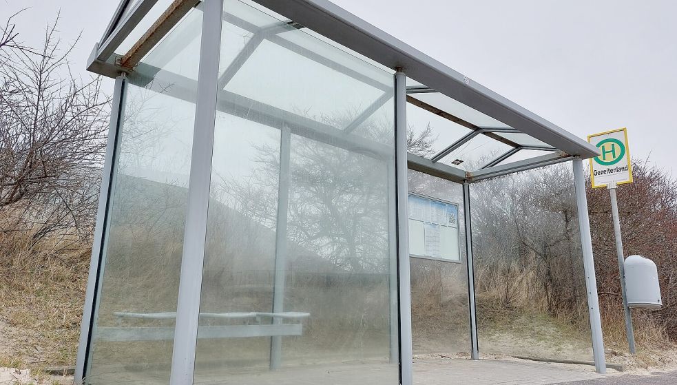 Für die Grunderneuerung von acht Bushaltestellen auf Borkum – hier als Beispiel die am Gezeitenland – gibt es Zuschüsse aus Hannover. Foto: Ferber
