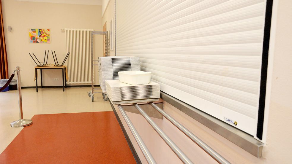 Der Rolladen ist heruntergelassen, die Ausgabe verwaist. Viele Hauptschüler bleiben hungrig. Foto: Lüppen