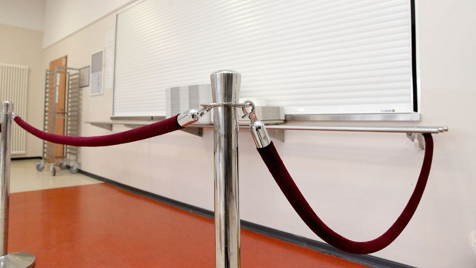 Wo sonst die Schülerinnen und Schüler ihr Essen abgeholt haben, ist alles zu. Foto: Lüppen