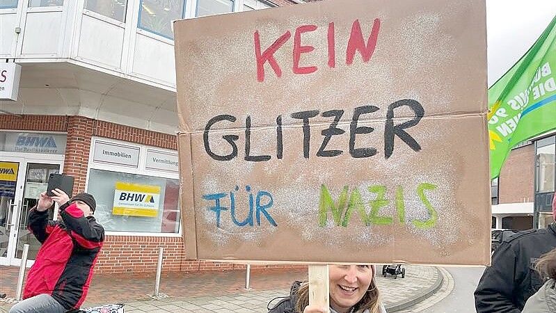 Mit originellen Plakaten und Transparenten wurde in Leer gegen rechtes Gedankengut und Fremdenhass demonstriert. Foto: Nording