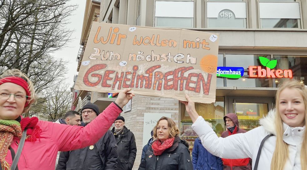Diese beiden Frauen spielen mit ihrem Plakat auf das geheime Treffen von AfD-Politikern, Neonazis und rechtsgesinnten Unternehmern in Potsdam an. Sie hätten den Teilnehmern dort gerne ihre Meinung gesagt. Foto: Gettkowski