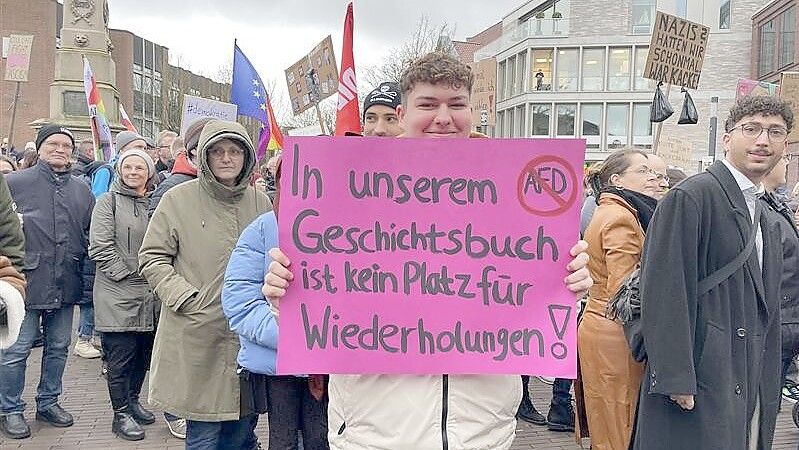 Mit originellen Plakaten und Transparenten wurde in Leer gegen rechtes Gedankengut und Fremdenhass demonstriert. Foto: Nording