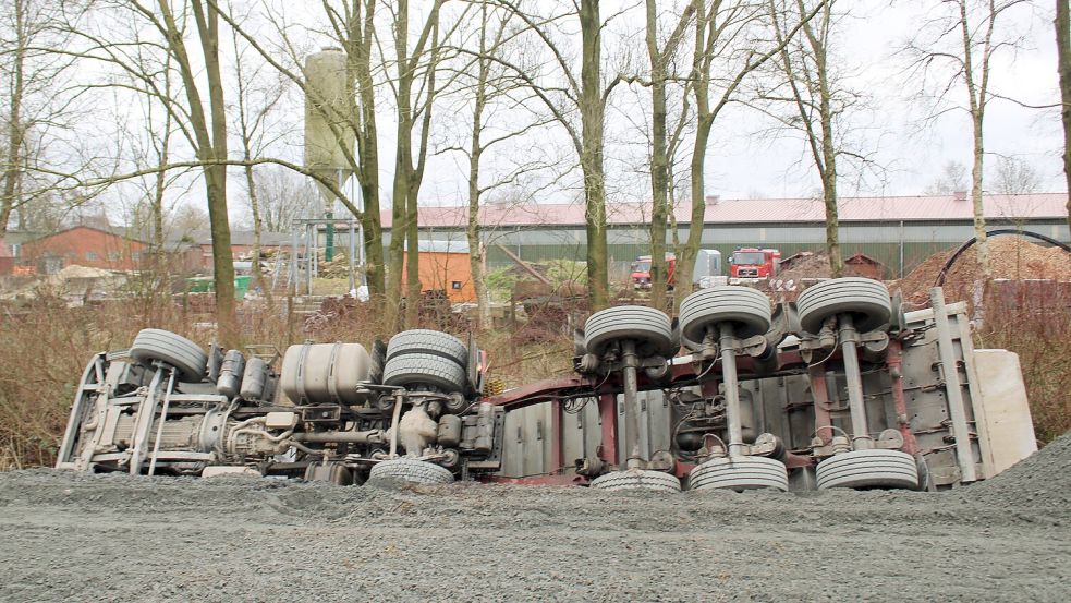 Aus dem Laster scheinen keine Betriebsstoffe ausgelaufen zu sein. Foto: Feuerwehr Weener/Joachim Rand