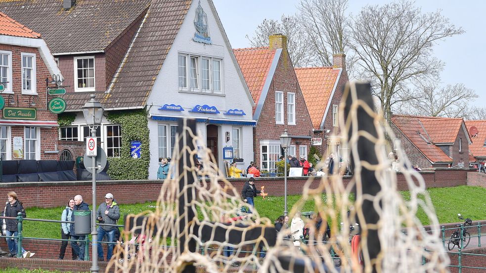 Das Fischerhus liegt in prominenter Lage im Hafen von Greetsiel. Foto: Wagenaar/Archiv