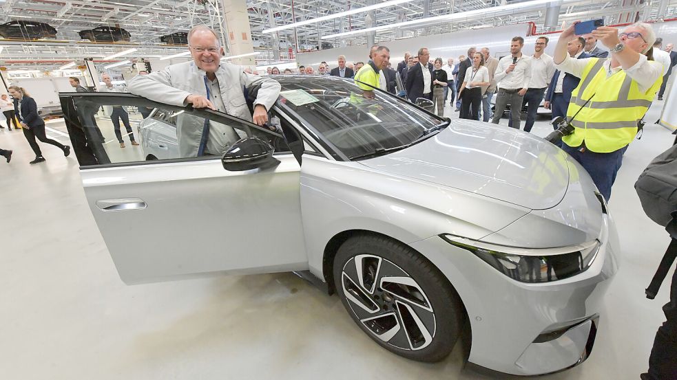 Die jüngste Errungenschaft aus dem VW-Werk in Emden: die Elektro-Limousine ID.7 – hier mit Niedersachsens Ministerpräsident Stephan Weil (SPD) als Test-Beifahrer beim offiziellen Produktionsstart im August 2023. Foto: Ortgies