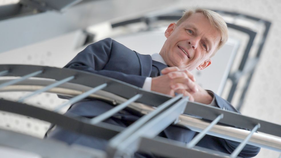 Fotoshooting in Emden: Dr. Bernhard Brons im Treppenhaus der ostfriesischen IHK. Foto: Ortgies