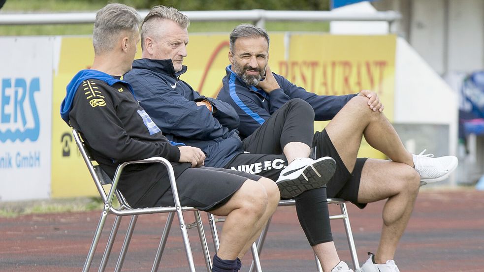 Trainer Erhan Colak (rechts) ist froh, dass auch Co-Trainer Jörg Romanowski (Mitte) und Torwarttrainer Xavier Rieger (links) an Bord bleiben. Foto: Doden
