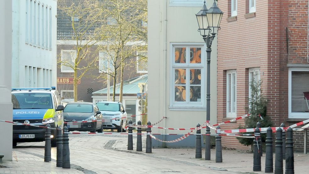 Mit Flatterbändern abgesperrt: die Norderstraße in Weener. Foto: Wolters