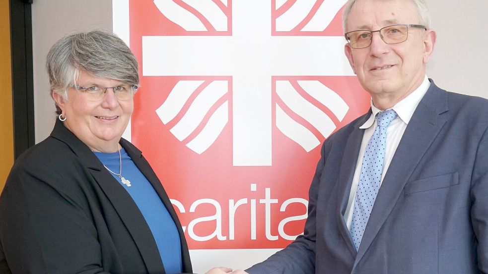 Stabwechsel: Silvia Selinger-Hugen übernimmt von Ulrich Kupczik. Foto: Caritasverband für die Diözese Osnabrück