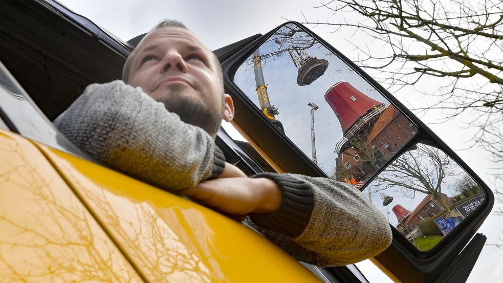 Fokko Worm hatte aus seinem LKW die Demontage der Kappe der roten Mühle in Greetsiel genau im Blick. Foto: Ortgies