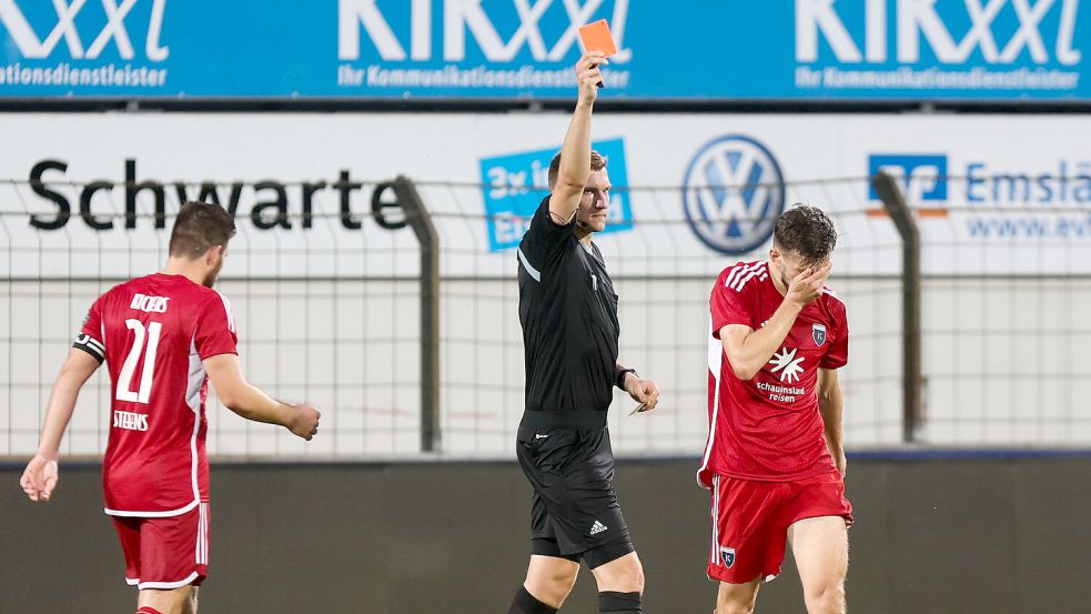 Den einzigen Platzverweis in der Hinserie kassierte bei Emden Dennis Engel. Er sah in Meppen in der Schlussphase die Gelb-Rote Karte. Die Emder sind viertfairstes Oberliga-Team. Foto: Doden/Emden