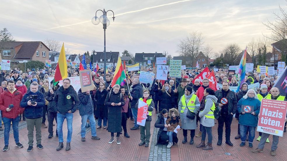 Die Menschen protestieren in Schortens gegen die AfD-Veranstaltung. Foto: Oltmanns