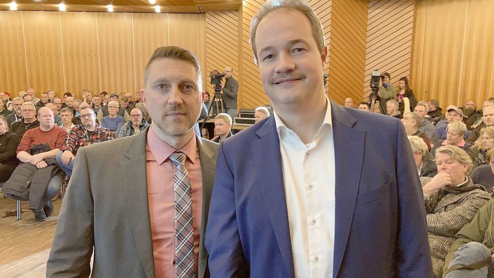Dirk Brandes (links) und Martin Sichert bei der Veranstaltung im Bürgerhaus Schortens. Foto: Oltmanns