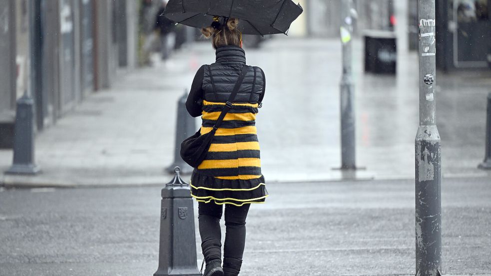 Karnevalisten müssen sich in den kommenden Tagen auf ungemütliches Wetter gefasst machen. Foto: dpa/Federico Gambarini