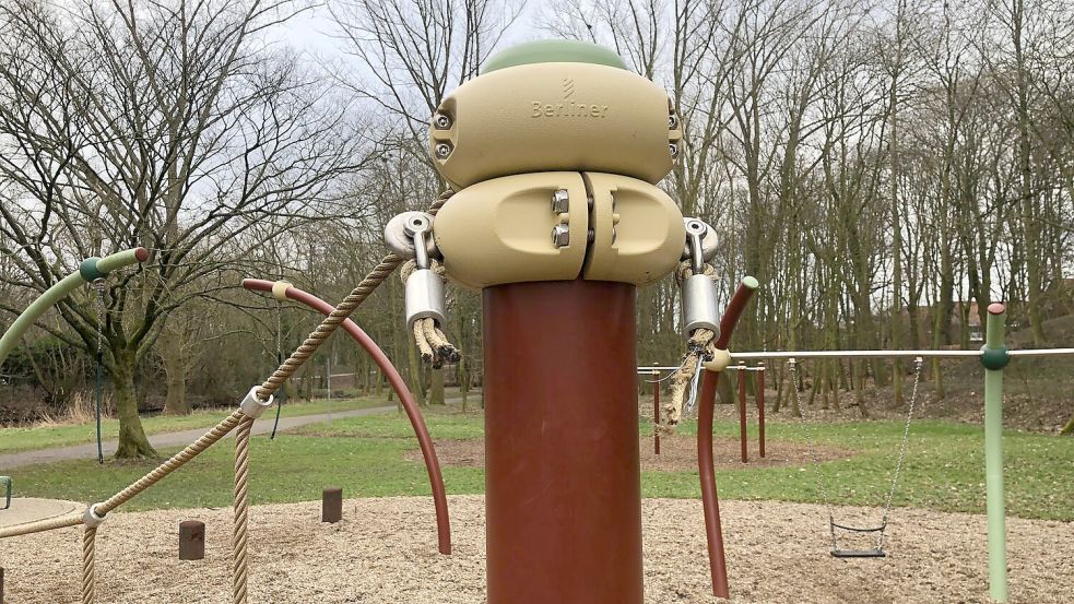 Kletternetze wurden auf dem Spielplatz am Wall mit einem Winkelschneider abgetrennt und entwendet. Foto: Stadt Emden