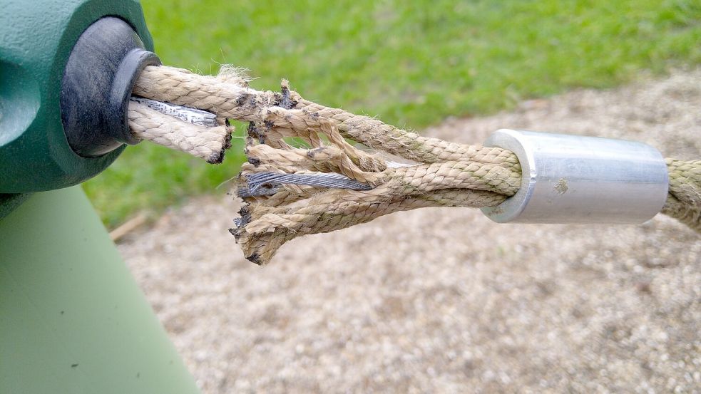 Mutwillig wurden Kletternetze beim Spielplatz am Wall beschädigt. Foto: Stadt Emden