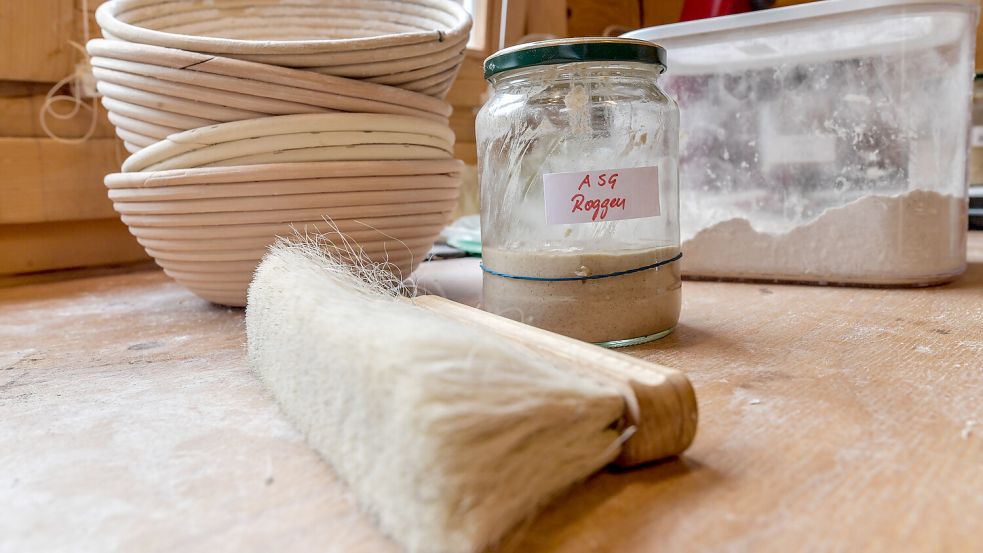Gärkörbchen und ein eigener Sauerteigansatz gehören zu den wichtigsten Backzutaten.