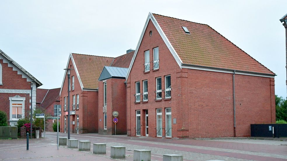 Direkt neben dem Rathaus in Pewsum befand sich früher eine Filiale der OLB. Jetzt nutzt die Verwaltung das Gebäude, nachdem lange Miete für einen Leerstand bezahlt wurde. Foto: Wagenaar/Archiv