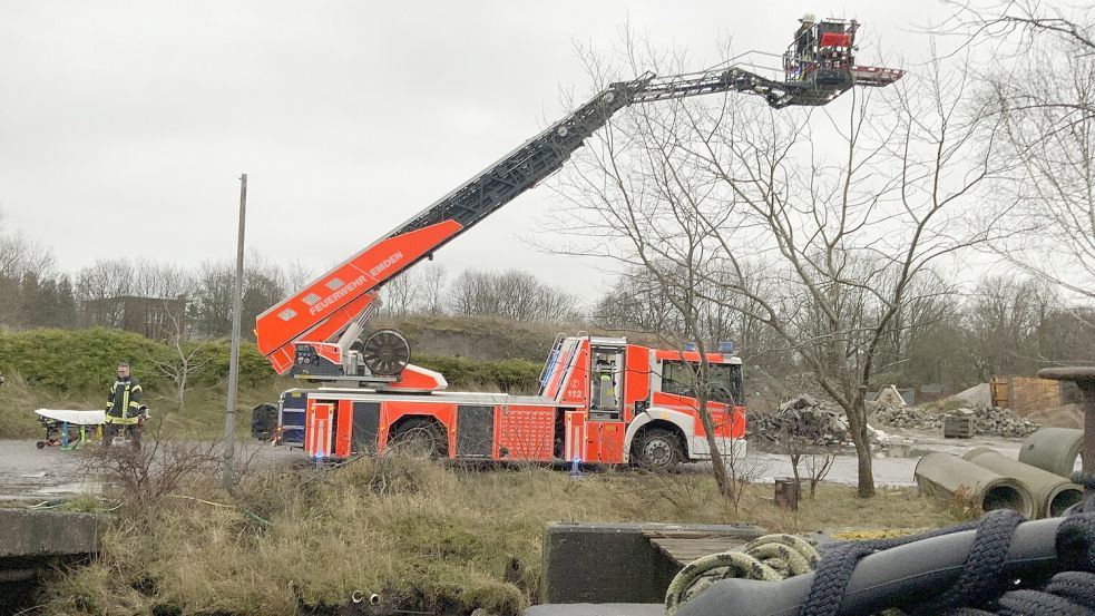 Mithilfe der Drehleiter wurde ein Mann von einem Boot befördert. Foto: Feuerwehr