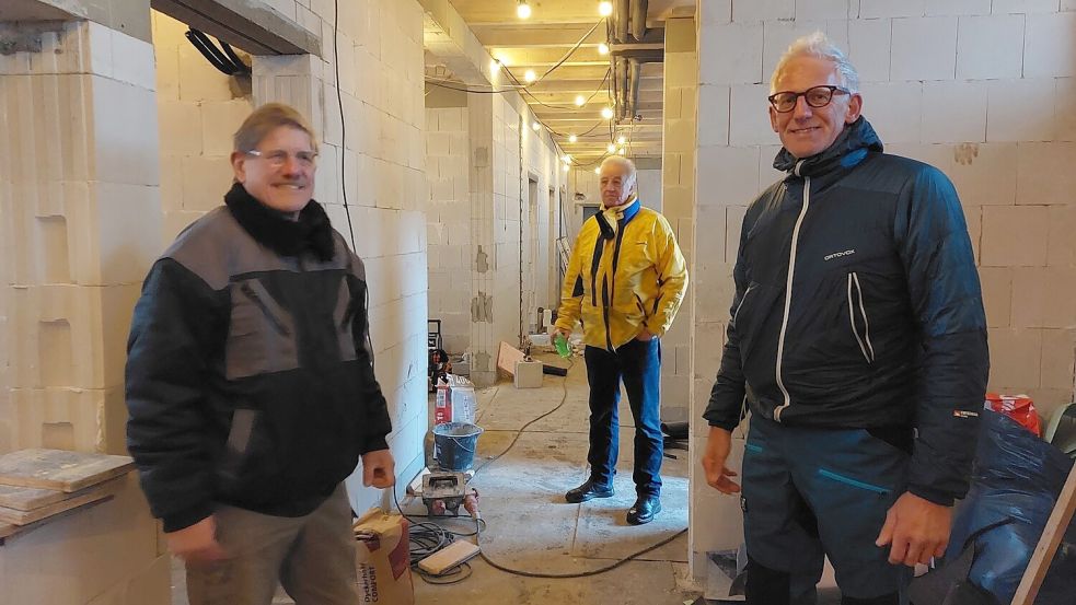 Ein eingespieltes Team: Peter Kurzak (von links), Johann Olthoff und Friedhelm Jakobs. Sie sorgen dafür, dass auf der Baustelle alles rund läuft. Hier stehen sie im Haupttrakt des Freibad-Gebäudes, der fast vollständig durch den Brand zerstört wurde. Fotos: Hanssen
