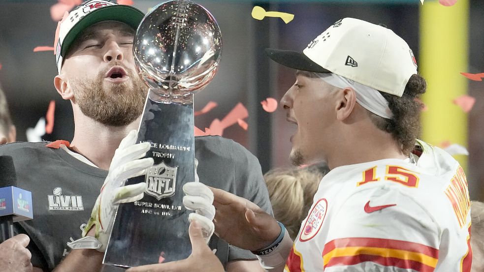 Die Kansas City Chiefs gewannen das NFL-Finale 2023 gegen die Philadelphia Eagles mit 38:35. Travis Kelce (links) und Quarterback Patrick Mahomes halten die Vince-Lombardi-Trophy. Foto: Marcio J. Sanchez/AP/dpa